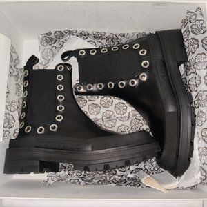NiB Alexander McQueen Men's Leather Chelsea Grommet Boots Black Size 41E FLD225